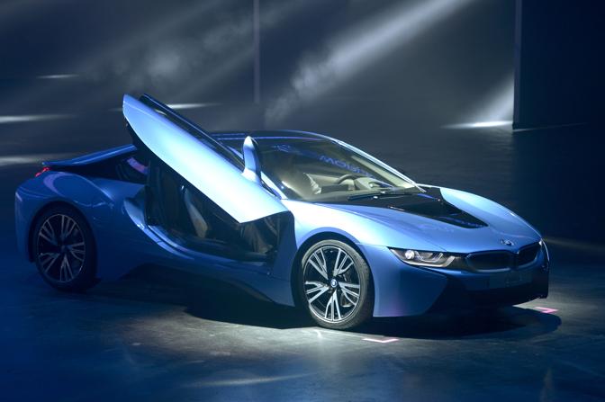 Prestazioni e tecnologia per la BMW i8, ibrida sportiva che utilizza parti in fibra di carbonio per essere pi leggera e avere una rapida accelerazione. Pu arrivare da zero a 100 km orari in 4,5 secondi